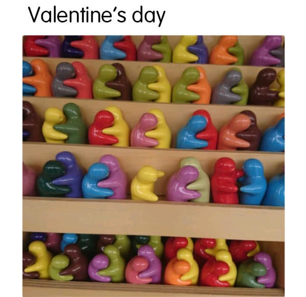 Đến đồ chơi còn có lúc có đôi có cặp, có lúc lại "lạc quan giữa đám đông, nhưng khi một mình thì lại không" như thế kia. Những lúc thế này chắc phải hét lên "Anh đang ở đâu thế anh?" cho bớt quạnh hiu quá. Ảnh: Top Troll.