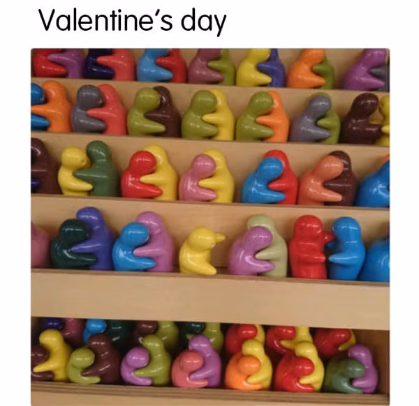 Đến đồ chơi còn có lúc có đôi có cặp, có lúc lại "lạc quan giữa đám đông, nhưng khi một mình thì lại không" như thế kia. Những lúc thế này chắc phải hét lên "Anh đang ở đâu thế anh?" cho bớt quạnh hiu quá. Ảnh: Top Troll.