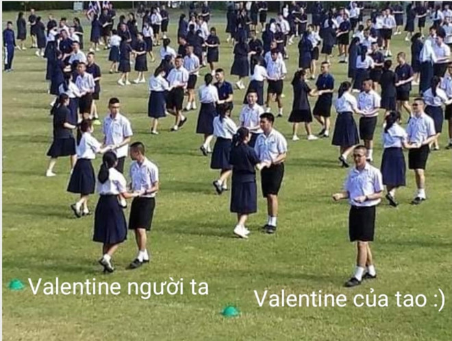 Valentine là gì? Là dịp hội F.A đau mắt chứng kiến hội có "gấu" thể hiện hành động nhức mắt? Mà mấy bạn có bồ thì tìm chỗ cho thích hợp hơn thể hiện tình cảm đi, đừng làm khổ người cô đơn như thế này. Ảnh: FB.