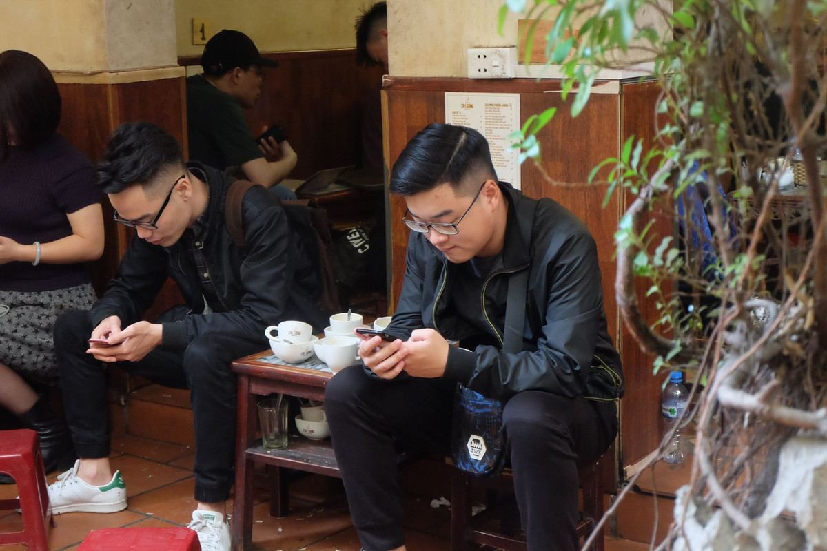 Cách bài trí và không gian của quán cafe này khá tự do, tận dụng mọi khoảng trống để tiếp đón khách. Cũng chính vì lẽ đó mà quán thu hút khá đông những khách hàng trẻ tuổi, dễ tính và chú trọng nhiều hơn tới chất lượng đồ uống thay vì thiết kế xung quanh.