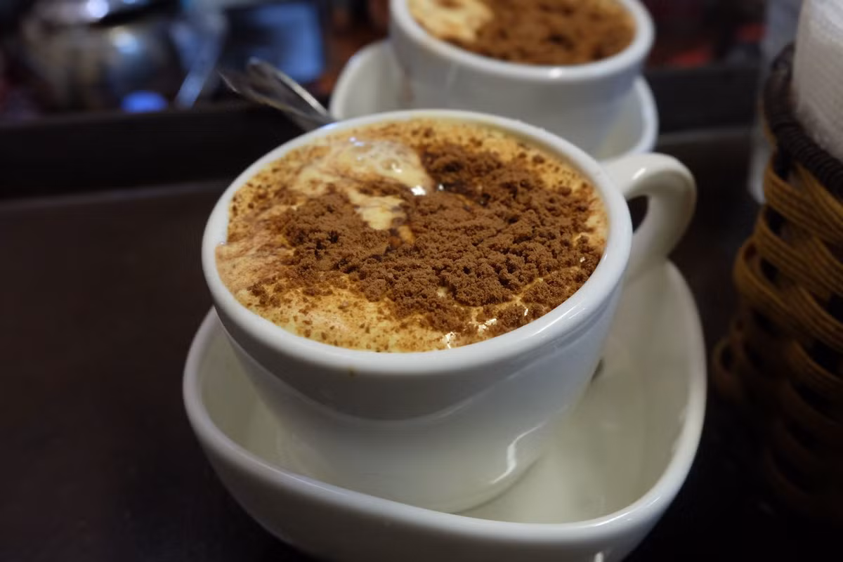 Ngoài món cà phê trứng truyền thống, ở Giảng còn có món cacao trứng, chế biến từ trứng đánh bông, bên trên tách trứng là một lớp bột cacao.