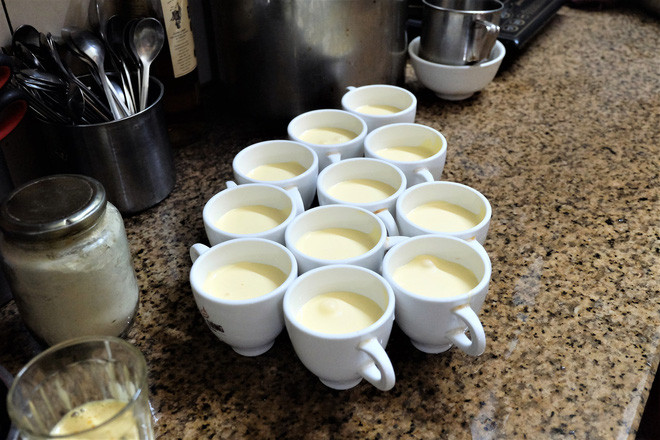 Bên trong khu pha chế, các nguyên liệu trứng, kem đang được chế biến để pha chế cho món đặc sản cafe trứng.