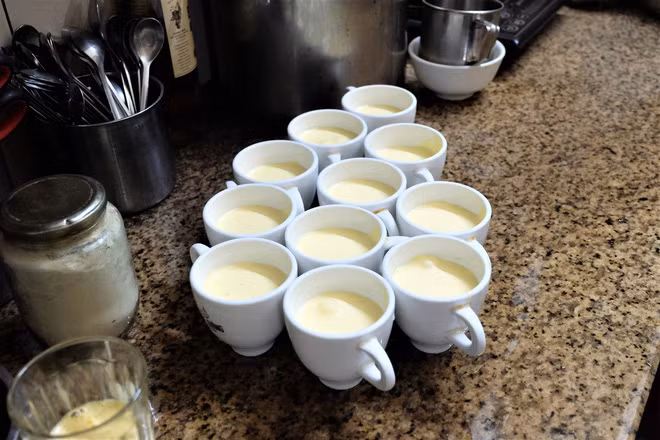 Bên trong khu pha chế, các nguyên liệu trứng, kem đang được chế biến để pha chế cho món đặc sản cafe trứng.