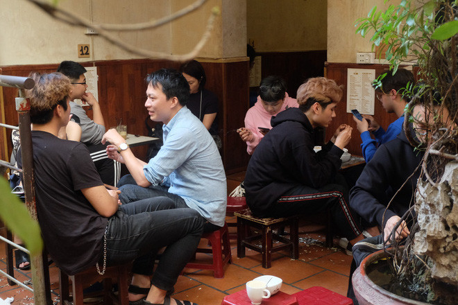 Đó chính là cafe Giảng, bên trong quán cafe, những chiếc bàn ghế gỗ với cỡ nhỏ được sắp xếp tùy ý tận dụng tối đa không gian cho khách ngồi.