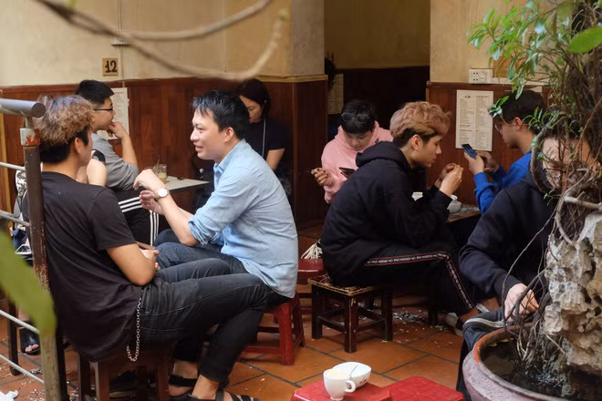 Đó chính là cafe Giảng, bên trong quán cafe, những chiếc bàn ghế gỗ với cỡ nhỏ được sắp xếp tùy ý tận dụng tối đa không gian cho khách ngồi.