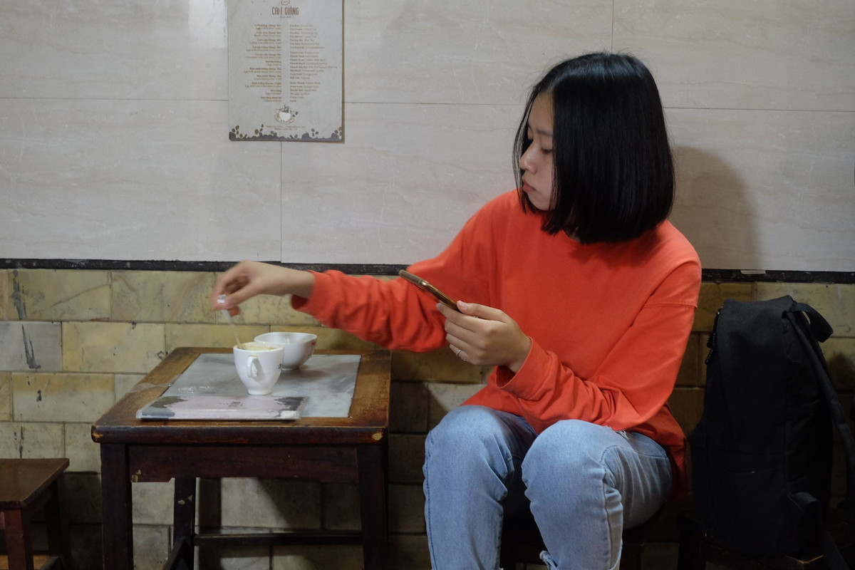 Khá nhiều bạn trẻ đến đây để thưởng thức món cafe trứng trứ danh của Hà Nội.