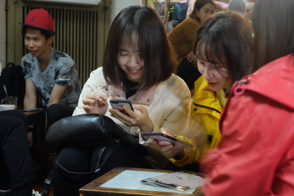 Góc quán nhỏ này có lẽ đã trở nên rất quen thuộc đối với những ai "nghiện" món cà phê trứng. "Mình thường hẹn bạn tới đây uống cà phê vì thức uống ngon mà không gian lại rất Hà Nội”, một vị khách trẻ tuổi chia sẻ.