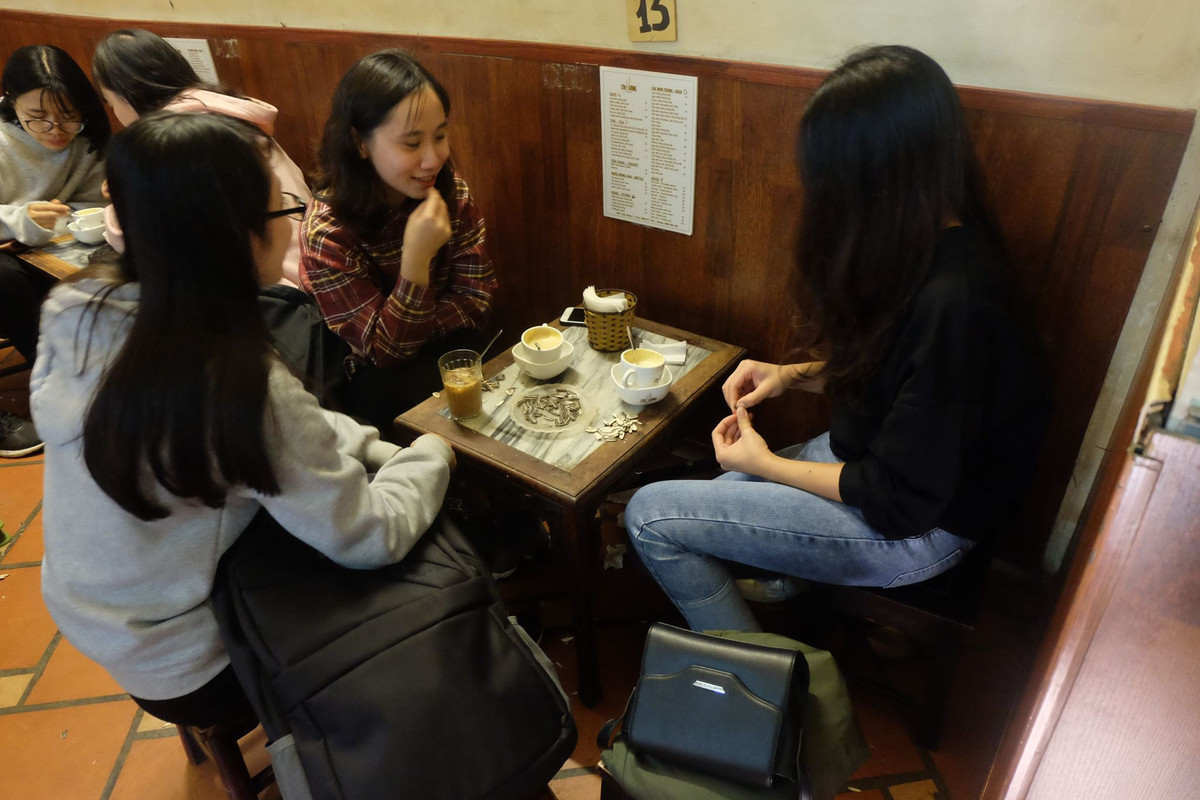 Đối tượng khách hàng đến thưởng thức cafe trứng tại đây trong đợt Thượng đỉnh Mỹ-Triều rất đa dạng nhưng phần lớn là các bạn trẻ tuổi, khách du lịch, phóng viên báo chí Quốc tế...