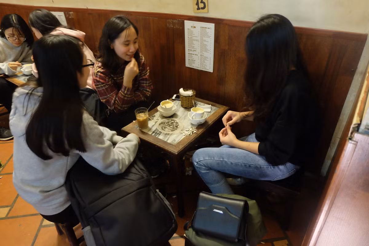 Đối tượng khách hàng đến thưởng thức cafe trứng tại đây trong đợt Thượng đỉnh Mỹ-Triều rất đa dạng nhưng phần lớn là các bạn trẻ tuổi, khách du lịch, phóng viên báo chí Quốc tế...