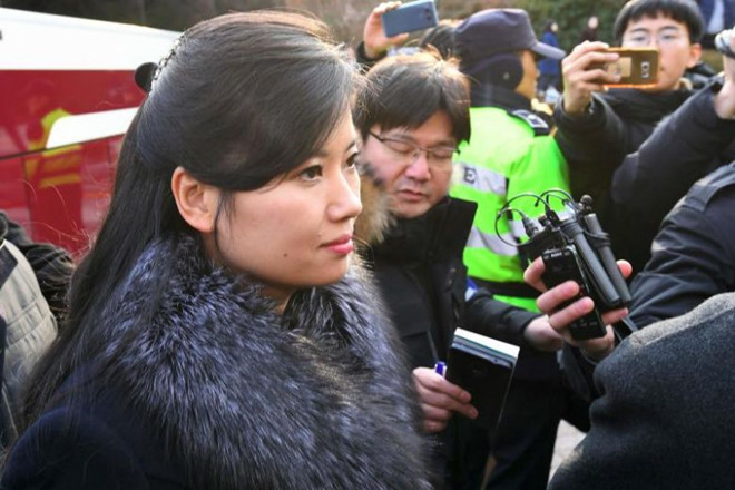 Thời trang của trưởng nhóm Moranbong luôn là một trong những chủ đề được truyền thông Hàn nhắc tới khi nói về nhóm nhạc Triều Tiên. Thông thường Hyon Song Wol hay mặc quân phục. Có khi cô diện áo khoác lông, đi giày cao gót. Nhan sắc của người phụ nữ này luôn được khen ngợi về vẻ đẹp mộc mạc.