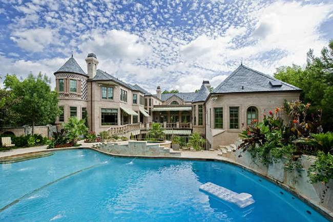 17. University Park, Texas: Đây là khu vực ngoại ô Dallas. University Park duy trì thứ hạng này từ năm 2018. Đây là nơi có Đại học Southern Methodist và thu nhập trung bình hộ gia đình là 304.898 USD (~7,09 tỷ đồng)..