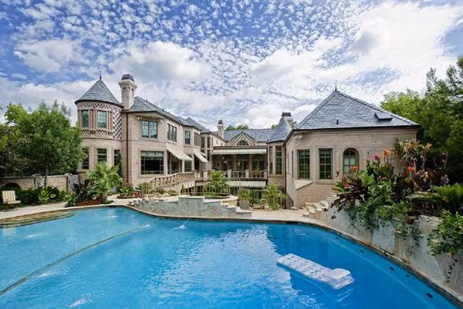 17. University Park, Texas: Đây là khu vực ngoại ô Dallas. University Park duy trì thứ hạng này từ năm 2018. Đây là nơi có Đại học Southern Methodist và thu nhập trung bình hộ gia đình là 304.898 USD (~7,09 tỷ đồng)..