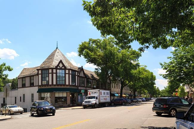 9. Bronxville, New York: Địa điểm này cách Manhattan, New York 15km. Bronxville tụt một bậc so với bảng xếp hạng năm ngoái. Nơi đây có thu nhập trung bình hộ gia đình là 340.448 USD (~7,91 tỷ đồng).