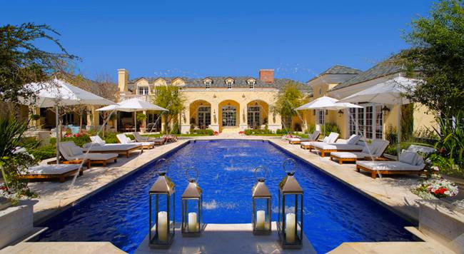 20. Paradies Valley, Arizona: Thị trấn này nằm gần Phoenix và là quê hương của diễn viên Emma Stoen, Dick Van Dyke. Thu nhập trung bình hộ gia đình ở đây là 300.521 USD/năm (~6,98 tỷ đồng). Tag: nhà giàu, dân cư, giàu, đại gia, gia đình, cư dân, Mỹ, giàu nhất