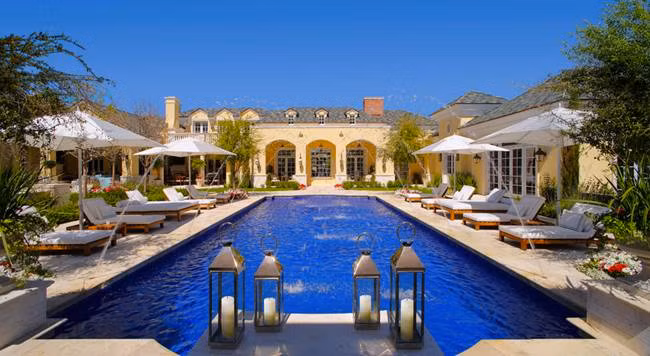 20. Paradies Valley, Arizona: Thị trấn này nằm gần Phoenix và là quê hương của diễn viên Emma Stoen, Dick Van Dyke. Thu nhập trung bình hộ gia đình ở đây là 300.521 USD/năm (~6,98 tỷ đồng). Tag: nhà giàu, dân cư, giàu, đại gia, gia đình, cư dân, Mỹ, giàu nhất