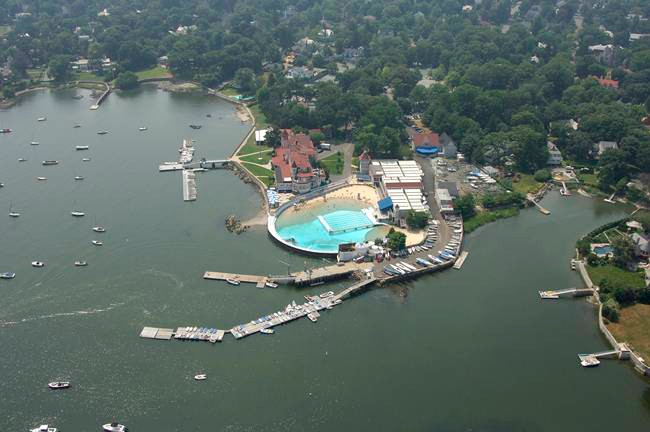 15. Larchmont, New York: Larchmont nằm sát bờ biển. Địa phương này nhảy 9 bậc so với bảng xếp hạng năm ngoái và thu nhập trung bình theo hộ gia đình ở đây là 313.586 USD (~7,29 tỷ đồng).