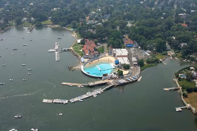 15. Larchmont, New York: Larchmont nằm sát bờ biển. Địa phương này nhảy 9 bậc so với bảng xếp hạng năm ngoái và thu nhập trung bình theo hộ gia đình ở đây là 313.586 USD (~7,29 tỷ đồng).