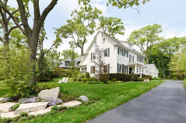 10. Glencoe, Illinois: Năm ngoái, Glencoe chỉ đứng thứ 15 trong bảng xếp hạng những nơi giàu nhất nước Mỹ. Nhưng năm nay, nó đứng ở vị trí thứ 10 với thu nhập trung bình các hộ gia đình là 339.883 USD (~7.9 tỷ đồng. Glencoe nằm ở phía Bắc Chicago, cách trung tâm thành phố khoảng 40km.