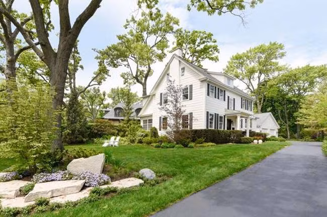 10. Glencoe, Illinois: Năm ngoái, Glencoe chỉ đứng thứ 15 trong bảng xếp hạng những nơi giàu nhất nước Mỹ. Nhưng năm nay, nó đứng ở vị trí thứ 10 với thu nhập trung bình các hộ gia đình là 339.883 USD (~7.9 tỷ đồng. Glencoe nằm ở phía Bắc Chicago, cách trung tâm thành phố khoảng 40km.