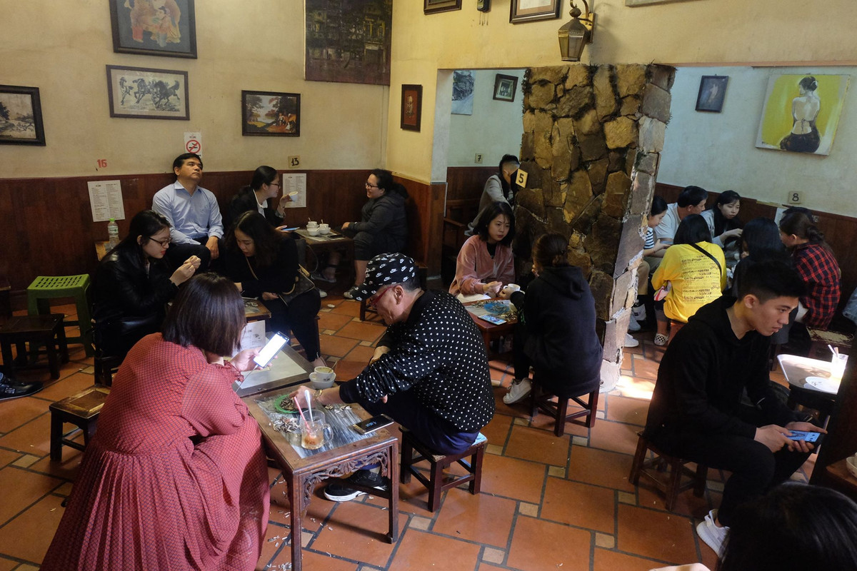 Chỉ cách một con ngách nhỏ lối vào quán cafe trứng trứ danh, người ta dường như chìm vào không gian giản dị, cũ kĩ gợi bao hoài niệm về thời bao cấp của Hà Nội mà quên mất phố thị vẫn đang nhộn nhịp cách đó không xa.