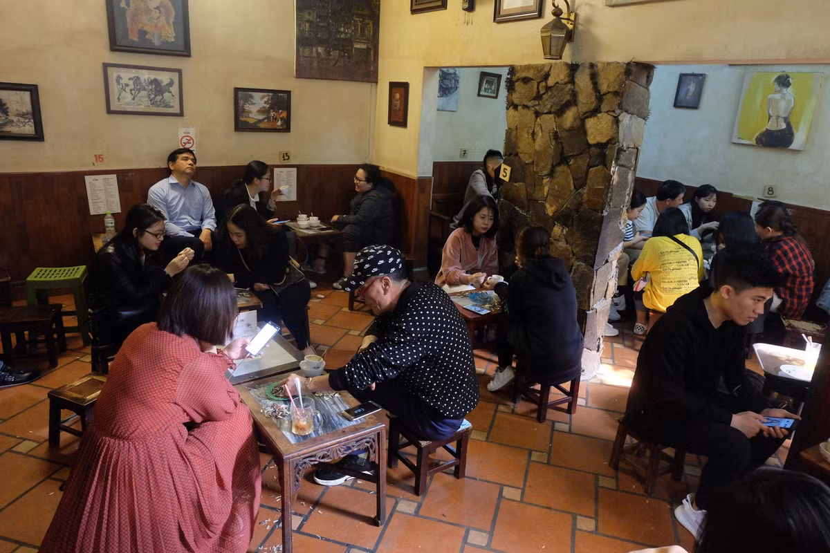 Chỉ cách một con ngách nhỏ lối vào quán cafe trứng trứ danh, người ta dường như chìm vào không gian giản dị, cũ kĩ gợi bao hoài niệm về thời bao cấp của Hà Nội mà quên mất phố thị vẫn đang nhộn nhịp cách đó không xa.