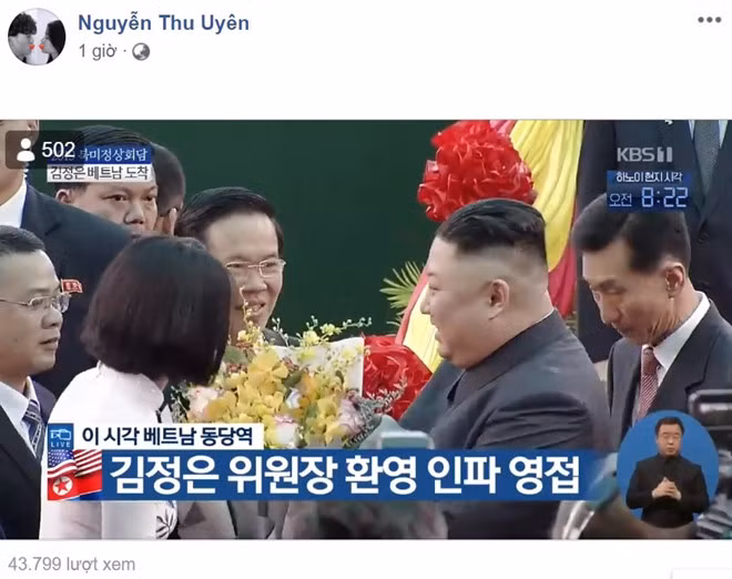 Sáng 26/2, Chủ tịch Triều Tiên Kim Jong Un tới ga Đồng Đăng, Lạng Sơn. Nguyễn Thu Uyên (19 tuổi, sinh viên trường Cao đẳng Sư phạm Lạng Sơn) vinh dự được tặng hoa nhà lãnh đạo Triều Tiên. Cô chia sẻ khoảnh khắc đáng nhớ được đài KBS của Hàn Quốc ghi lại và nhận nhiều lời chúc mừng từ dân mạng. Ảnh chụp màn hình.