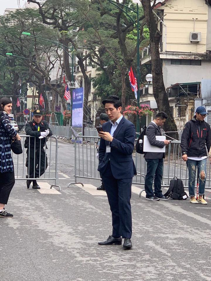 Theo tìm hiểu, nam phóng viên “đốn tim” cư dân mạng Việt có tên Baek Seung-woo, hiện là phóng viên của đài Channel A, Hàn Quốc tác nghiệp bên lề cuộc gặp thượng đỉnh giữa Tổng thống Mỹ Donald Trump và Chủ tịch Triều Tiên Kim Jong Un.