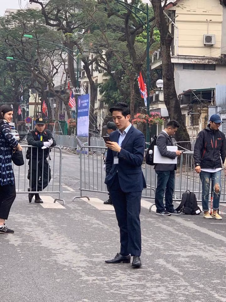 Theo tìm hiểu, nam phóng viên “đốn tim” cư dân mạng Việt có tên Baek Seung-woo, hiện là phóng viên của đài Channel A, Hàn Quốc tác nghiệp bên lề cuộc gặp thượng đỉnh giữa Tổng thống Mỹ Donald Trump và Chủ tịch Triều Tiên Kim Jong Un.