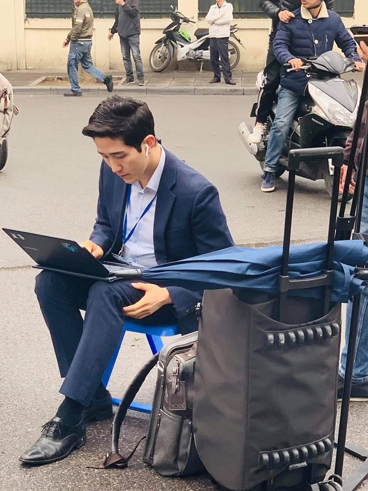 Ngay sau khi bức ảnh chụp góc nghiêng thần thánh của 1 nam phóng viên đang tác nghiệp bên lề Hội nghị thượng đỉnh Mỹ-Triều xuất hiện trên mạng xã hội, cộng đồng mạng Việt ráo riết tìm danh tính cũng như chia sẻ với tốc độ chóng mặt hình ảnh của nam phóng viên này.