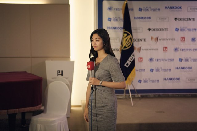 Ngay sau đó, dân mạng Việt đã dành không ít lời khen dành cho nữ phóng viên Park Hee-jun như: "Xinh quá", "Ngắm cô gái xua tan bao mệt mỏi", "Không cầu kì cũng xinh đẹp quá chừng".