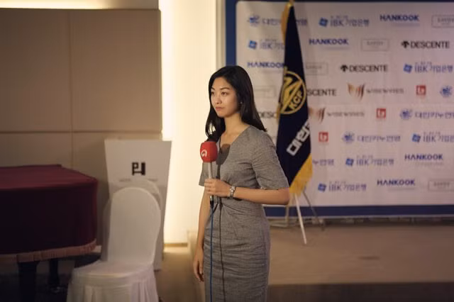 Ngay sau đó, dân mạng Việt đã dành không ít lời khen dành cho nữ phóng viên Park Hee-jun như: "Xinh quá", "Ngắm cô gái xua tan bao mệt mỏi", "Không cầu kì cũng xinh đẹp quá chừng".