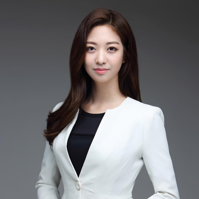 Dân mạng đã nhanh tay tìm ra bản tin mà nữ phóng viên kênh truyền hình Airiang này thực hiện tại Hà Nội. Trong clip, cô dẫn tin bằng tiếng Anh.