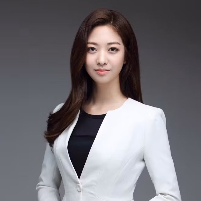 Dân mạng đã nhanh tay tìm ra bản tin mà nữ phóng viên kênh truyền hình Airiang này thực hiện tại Hà Nội. Trong clip, cô dẫn tin bằng tiếng Anh.