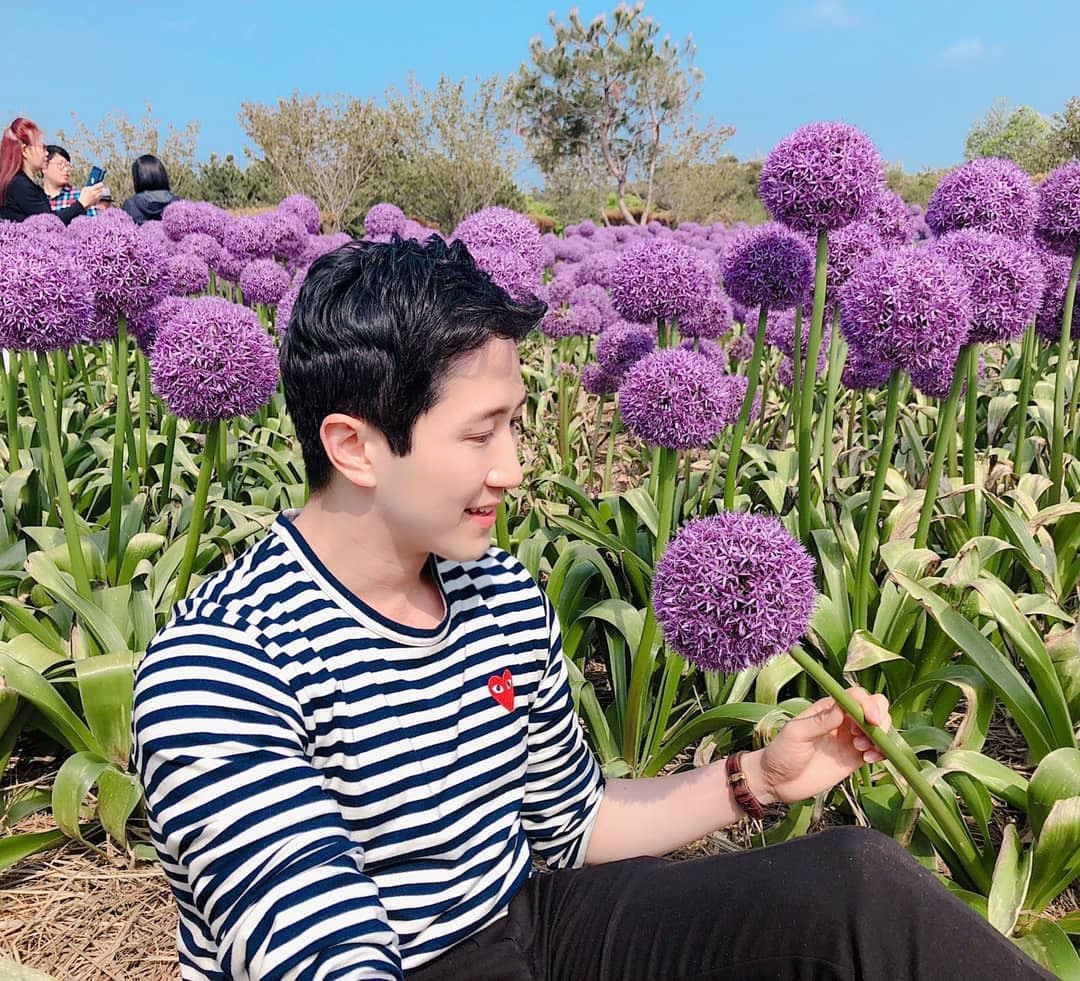 Theo thông tin được chàng trai công khai tại trang cá nhân, anh hiện sống tại Seoul, Hàn Quốc. Trước đây, Baek Seung-woo học tập tại ĐH Sogang.