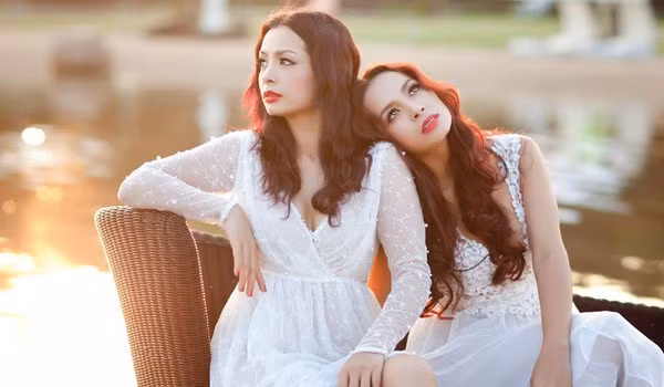 Hiện tại, ở ngưỡng tuổi 41, cặp siêu mẫu ngày nào nay đều đã yên bề gia thất, có cuộc sống sung túc, đủ đầy và hôn nhân viên mãn. Tuy nhiên, hai ông chồng của cặp chị em song sinh này lại có nhiều điểm khác biệt.