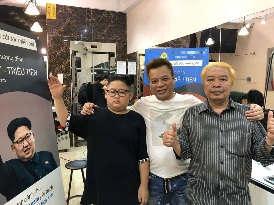 Trong số các vị khách đến tiệm, cậu bé Tô Gia Huy (9 tuổi), đang được giới truyền thông trong và ngoài nước săn đón đặc biệt với khuôn mặt có nhiều nét "hao hao" ông Kim Jong Un. Tóc của cậu bé đã được tạo kiểu gần giống "y như đúc" kiểu tóc độc đáo của nhà lãnh đạo Triều Tiên.