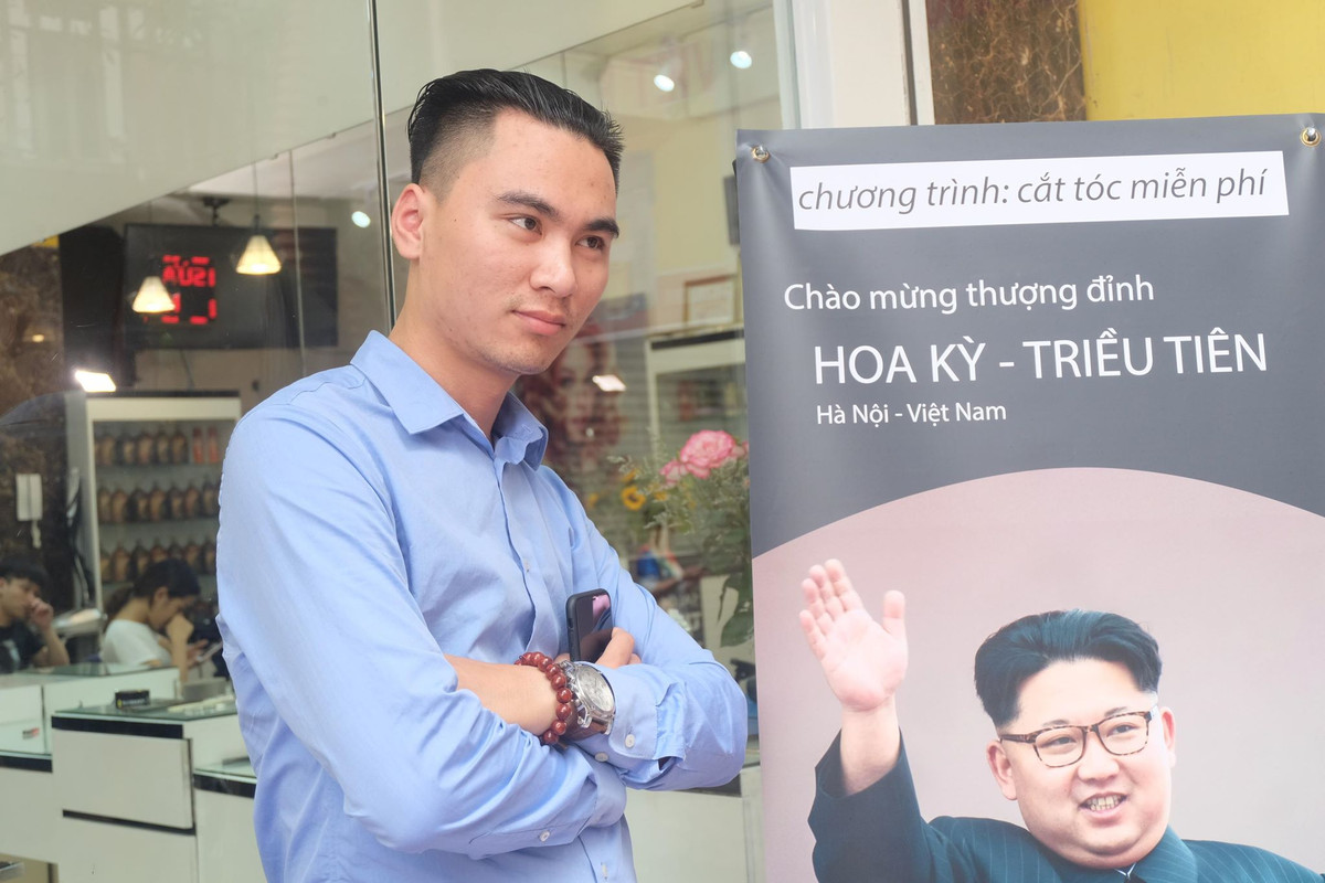 Còn anh Thông (nhân viên bất động sản ở Hà Nội) lại cho hay, anh biết đến chương trình cắt tóc miễn phí này qua truyền thông. Vì muốn thay đổi diện mạo hiện đại và dễ chăm sóc hơn nên vị khách này đã chọn kiểu tóc của ông Kim Jong Un.