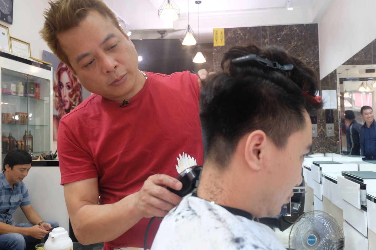 Chủ tiệm cắt tóc cũng cho biết, trong suốt hai ngày tổ chức cắt tóc miễn phí, cửa hàng anh nhận được sự quan tâm đặc biệt của báo giới Mỹ, Hàn Quốc, Nhật Bản.
