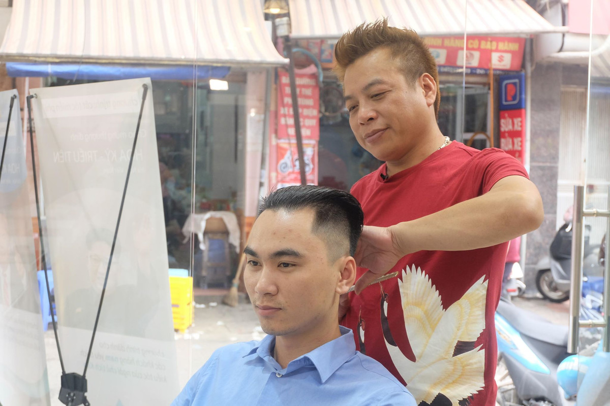 Ngoài anh Thông, anh Minh, nhiều vị khách khác còn bày tỏ lòng yêu mến hai vị lãnh đạo nổi tiếng thế giới và mong muốn đưa hình ảnh một Hà Nội – một Việt Nam thân thiện ra quốc tế nên đã quyết định thay đổi kiểu tóc theo chương trình này.