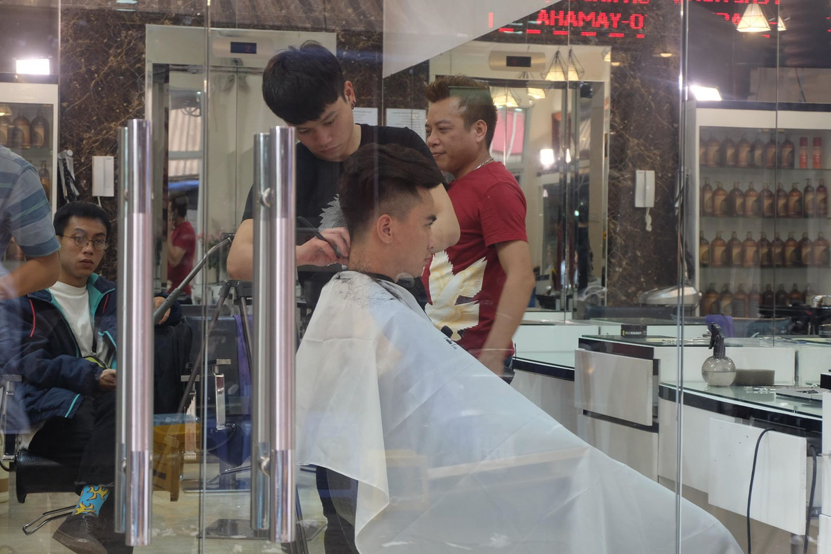 Anh Lê Tuấn Dương, chủ salon cắt tóc trên chia sẻ rằng, anh chỉ làm gì đó cho vui thôi, nhưng không ngờ mọi người hưởng ứng nhiều như vậy.