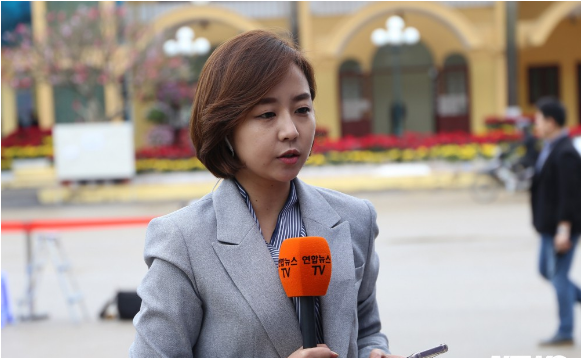 Cũng tại ga Đồng Đăng, điểm đón chủ tich Triều Tiên Kim Jong Un, ảnh chụp 1 nữ phóng viên Hàn Quốc xinh đẹp tác nghiệp nhận được hơn hàng nghìn lượt yêu thích và hàng trăm bình luận.