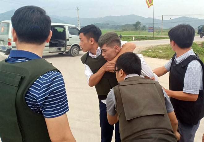 Ca tram canh sat vay nhom nghi buon ma tuy, om sung co thu trong xe-Hinh-2