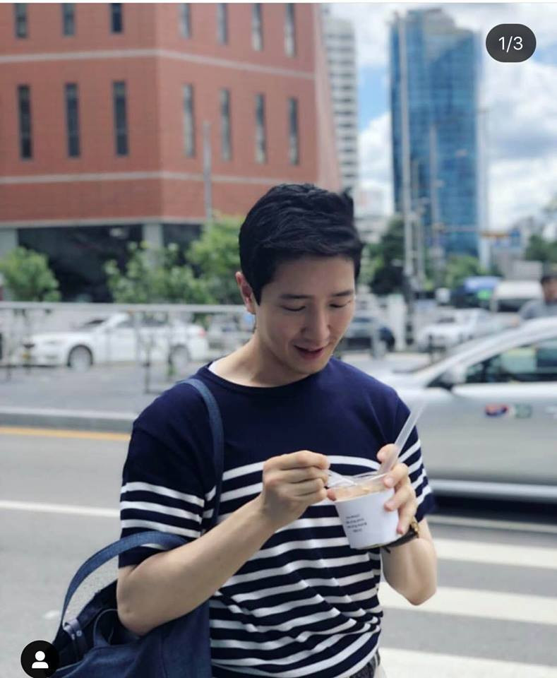 Ngay sau khi bức ảnh xuất hiện trên tài khoản cá nhân của nam phóng viên, lượng tương tác trên trang cá nhân của anh chàng tăng lên đáng kể, các bài chia sẻ đều nhận được hàng nghìn lượt like, bình luận - phần nhiều xuất phát từ cư dân mạng Việt.