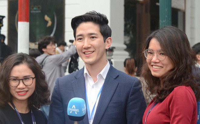 Các thông tin, hình ảnh về nam phóng viên điển trai này nhanh chóng được tiết lộ, xuất hiện trên nhiều fanpage cũng như các trang tin của Việt Nam. Thậm chí, nhiều fan nữ còn xếp hàng để được chụp chung với chàng phóng viên này.