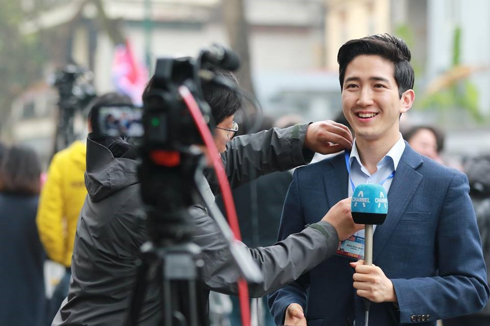 Ngay sau đó, dân mạng đã nhanh chóng tìm ra danh tính của chàng PV này là Baek Seung-woo của đài Channel A (Hàn Quốc).