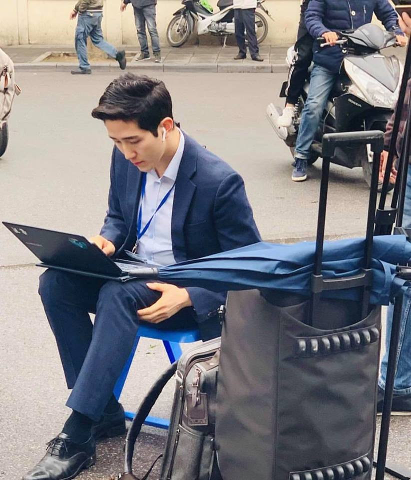 Hội nghị thượng đỉnh Mỹ-Triều lần 2 tổ chức tại Hà Nội thu hút rất nhiều phóng viên nước ngoài đến tác nghiệp. Trước đó, giữa hàng trăm phóng viên tác nghiệp đưa tin về sự kiện Hội nghị thượng đỉnh Mỹ-Triều tại Hà Nội, 1 nam phóng viên Hàn Quốc đã gây ấn tượng mạnh với ngoại hình vô cùng điển trai.