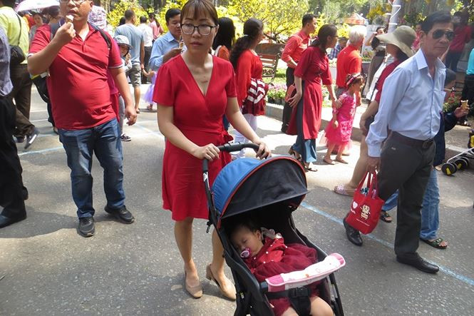 Trưa nắng, nhiều bé đi chơi mệt ngủ luôn xe xe nôi