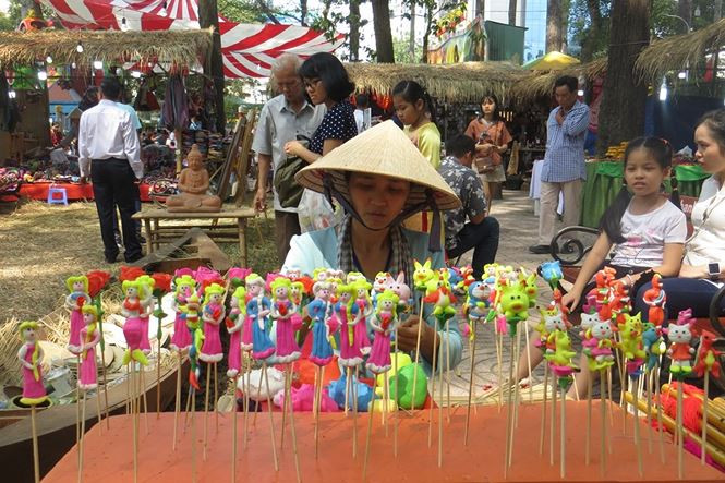 Người thợ tò he tranh thủ làm việc ngày tết kiếm thêm thu nhập.