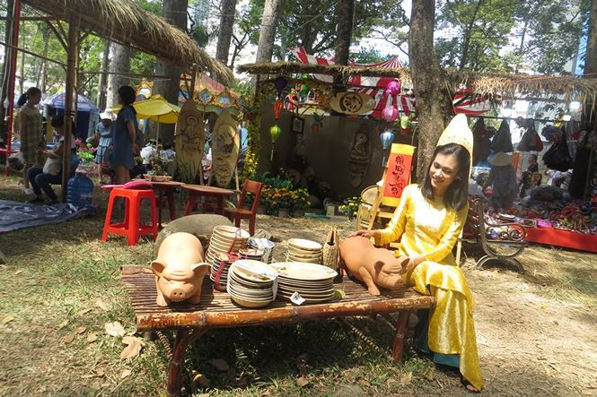 Thiếu nữ chụp hình với heo đất