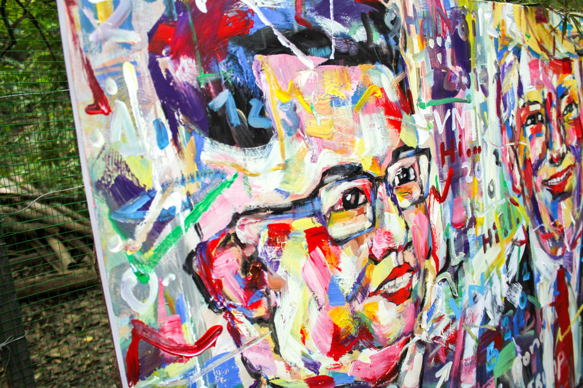 Những tác phẩm của họa sĩ Lâm Bình được vẽ bằng sơn acrylic trên nền vải toan và giấy vỏ bao xi - măng , mang phong cách trìu tượng đương đại, màu sắc rực rỡ, tạo nên hình ảnh tổng thống Mỹ Donald Trump và chủ tịch Triều Tiên Kim Jong Un.